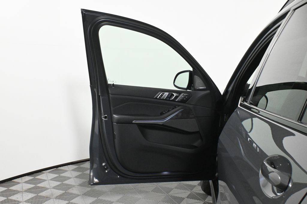 Thumbnail: 2026 BMW X7 - 29