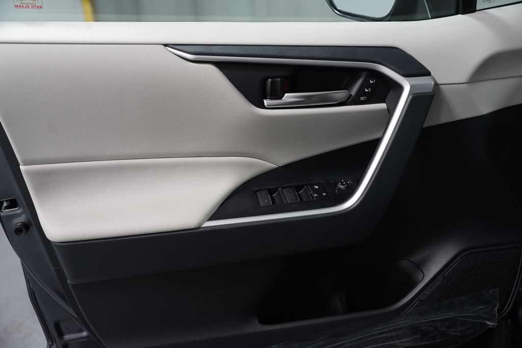 Thumbnail: 2025 Toyota RAV4 - 31