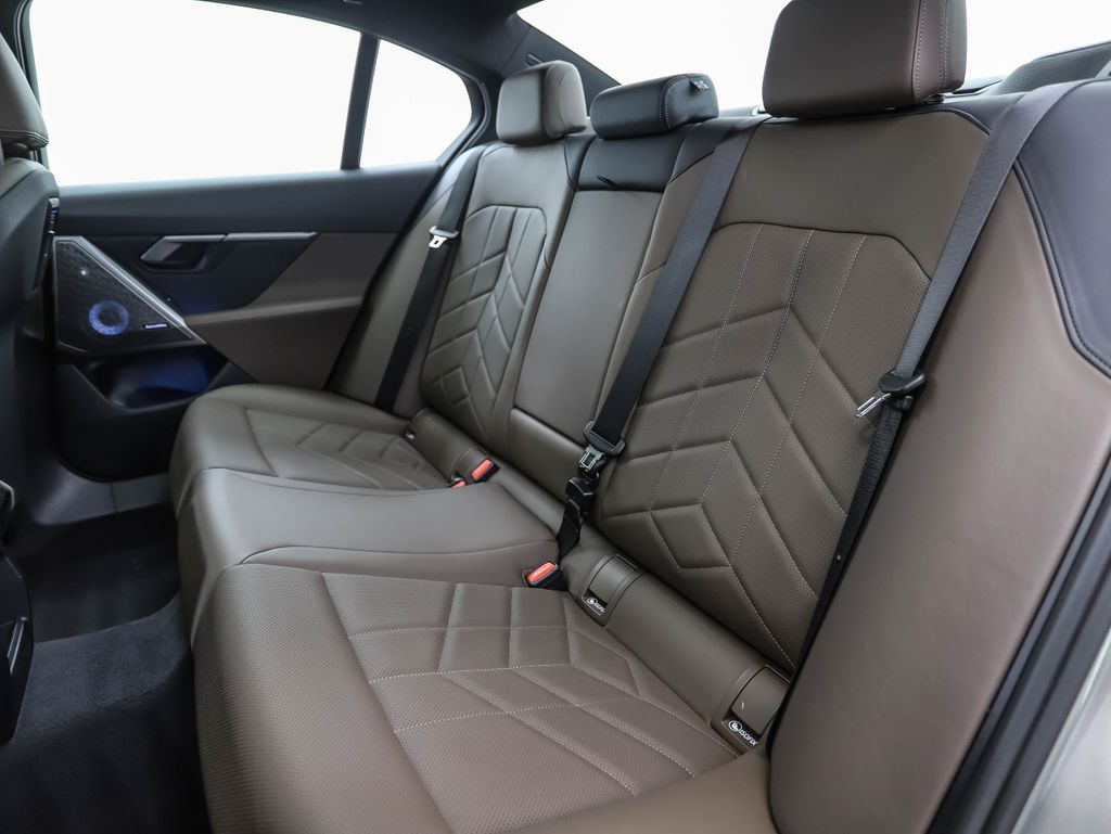2024 BMW i5 M60 22