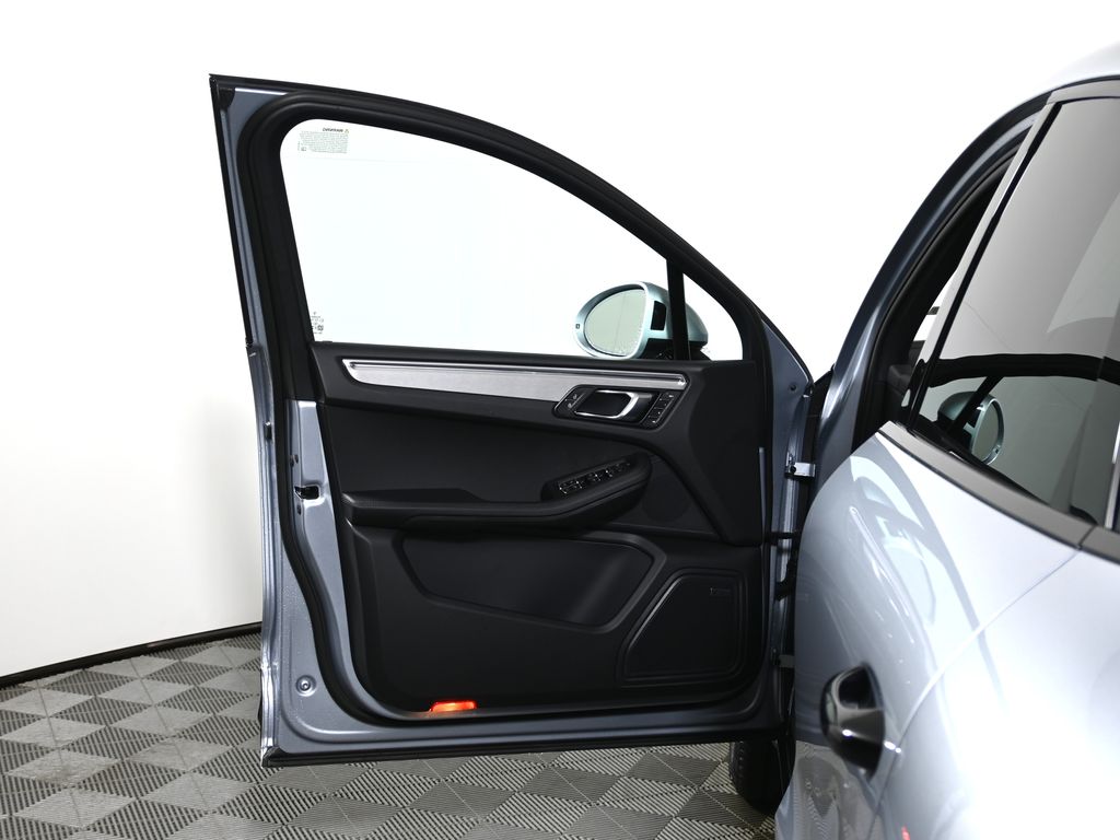 Thumbnail: 2026 Porsche Macan - 31