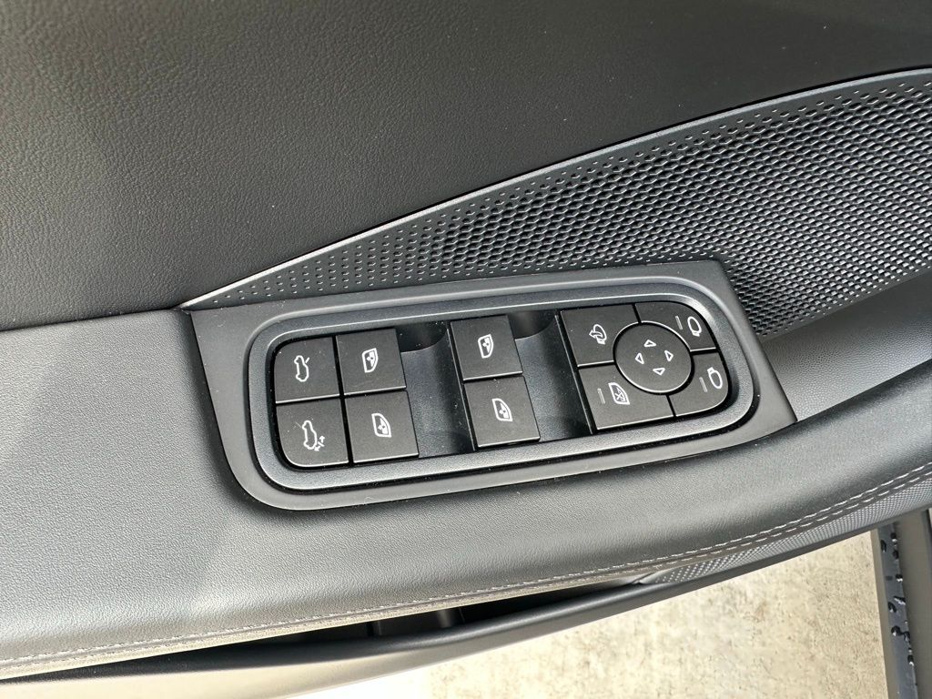 Thumbnail: 2026 Porsche Macan - 21