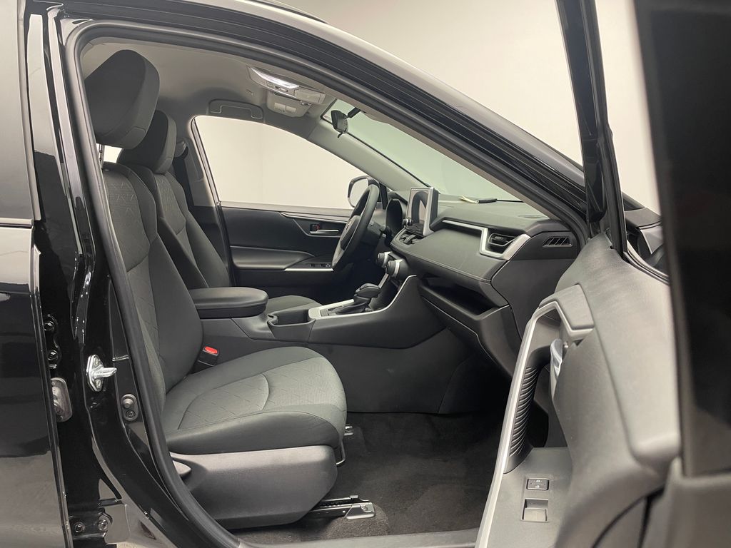 2023 Toyota RAV4 XLE 17