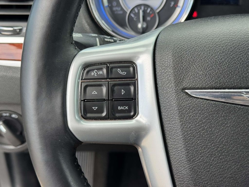 2013 Chrysler 300 Base - Photo 22