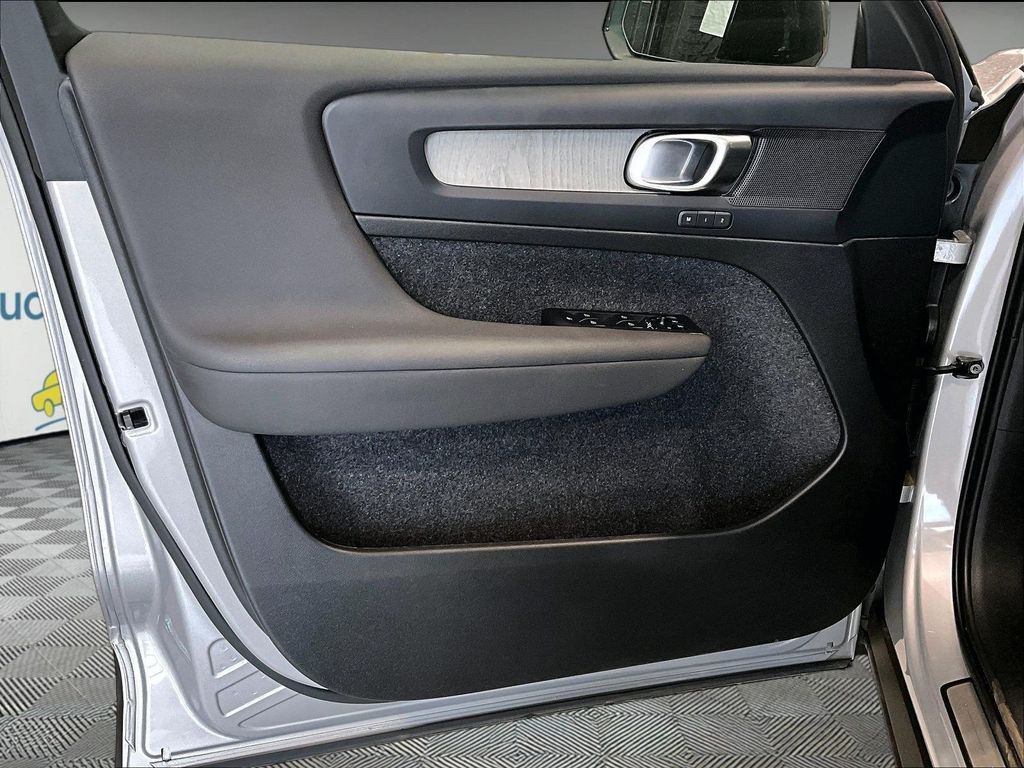 2025 Volvo XC40 — photo 9