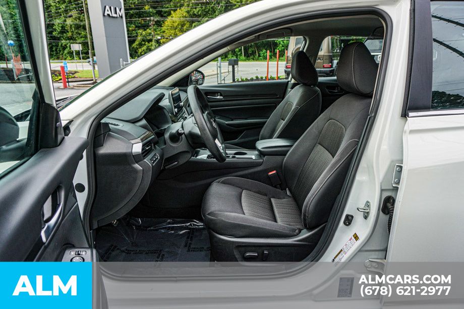 Used 2025 White Nissan 2.5 SV image 18
