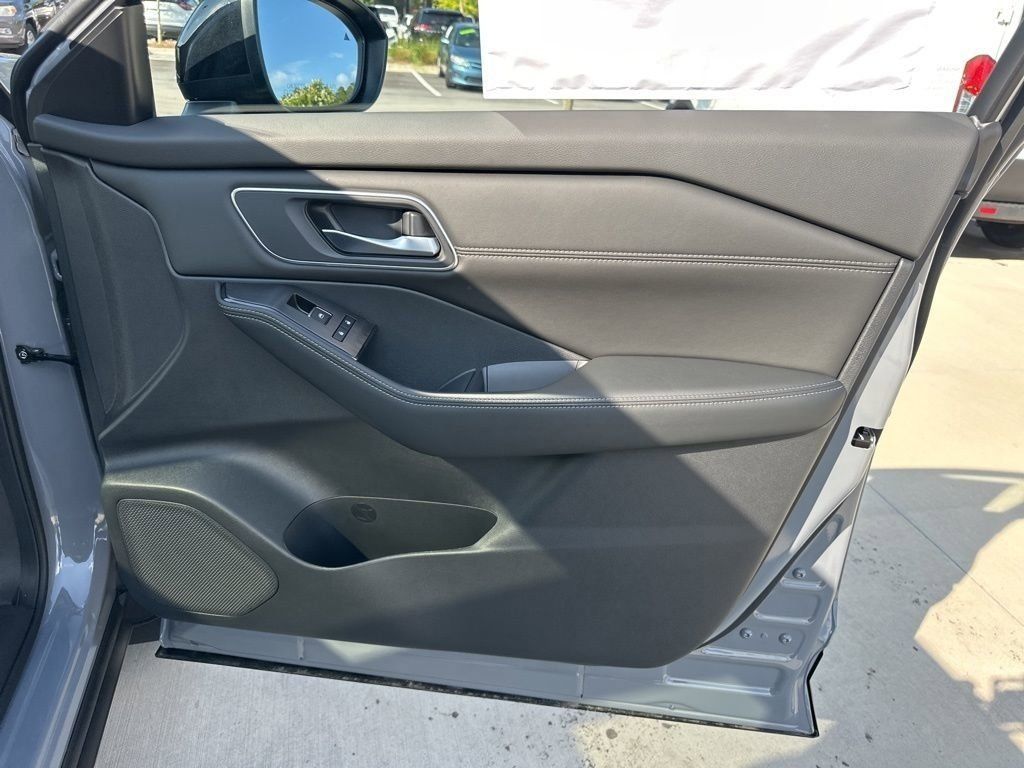 2025 Boulder Gray Pearl/Super Black Nissan Rogue Platinum FWD SUV