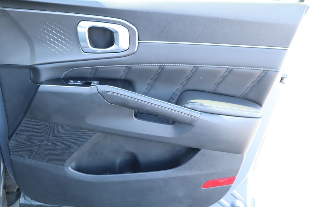 Thumbnail: 2023 Kia Sorento - 25