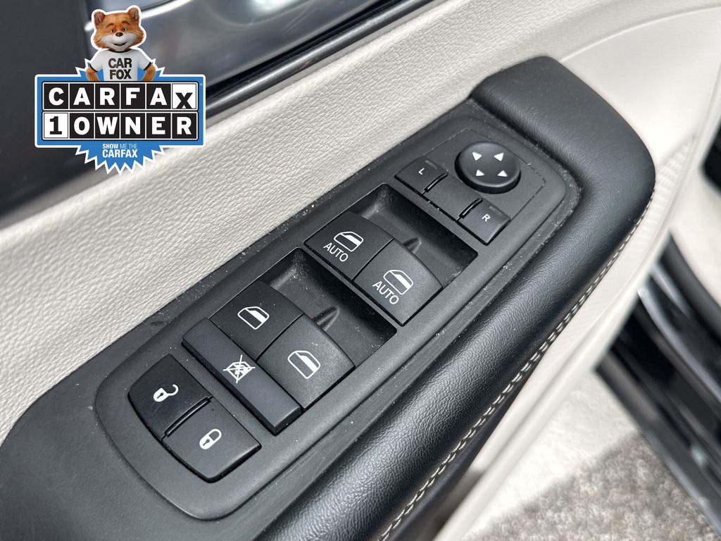 2024 Chrysler Pacifica Touring L - 10