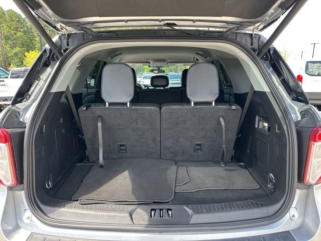 2024 Silver Metallic Ford Explorer XLT RWD SUV