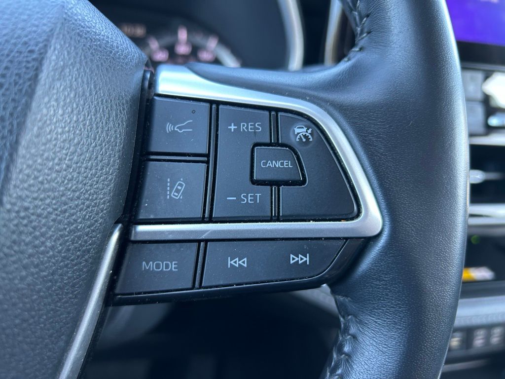 Thumbnail: 2023 Toyota Highlander - 20