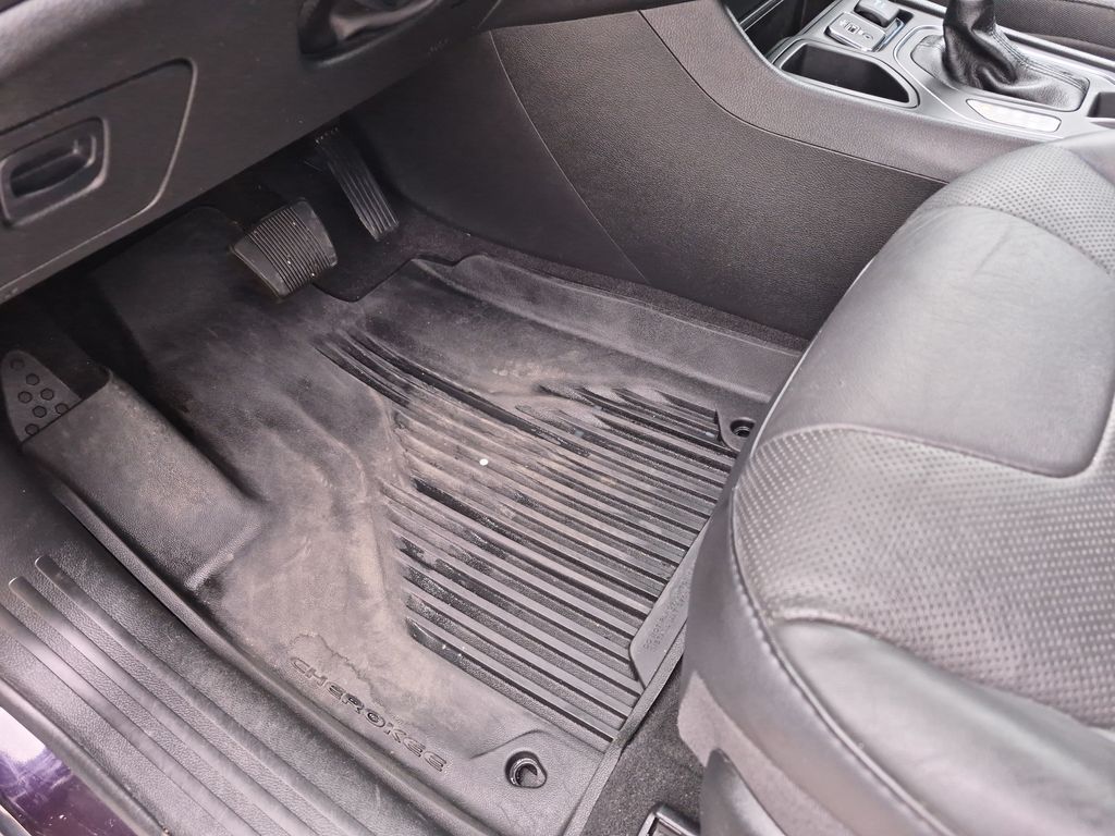 Used Car 2021 Jeep Cherokee  Latitude Lux For Sale Under $25,000 In Austin, Texas