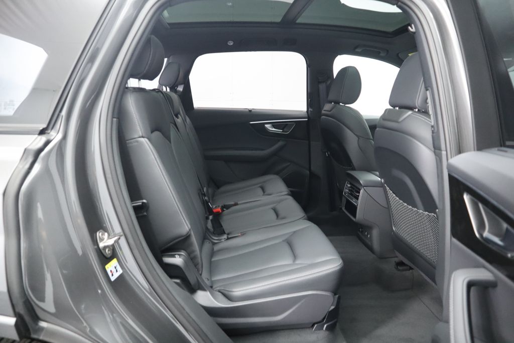 2025 Audi Q7  24