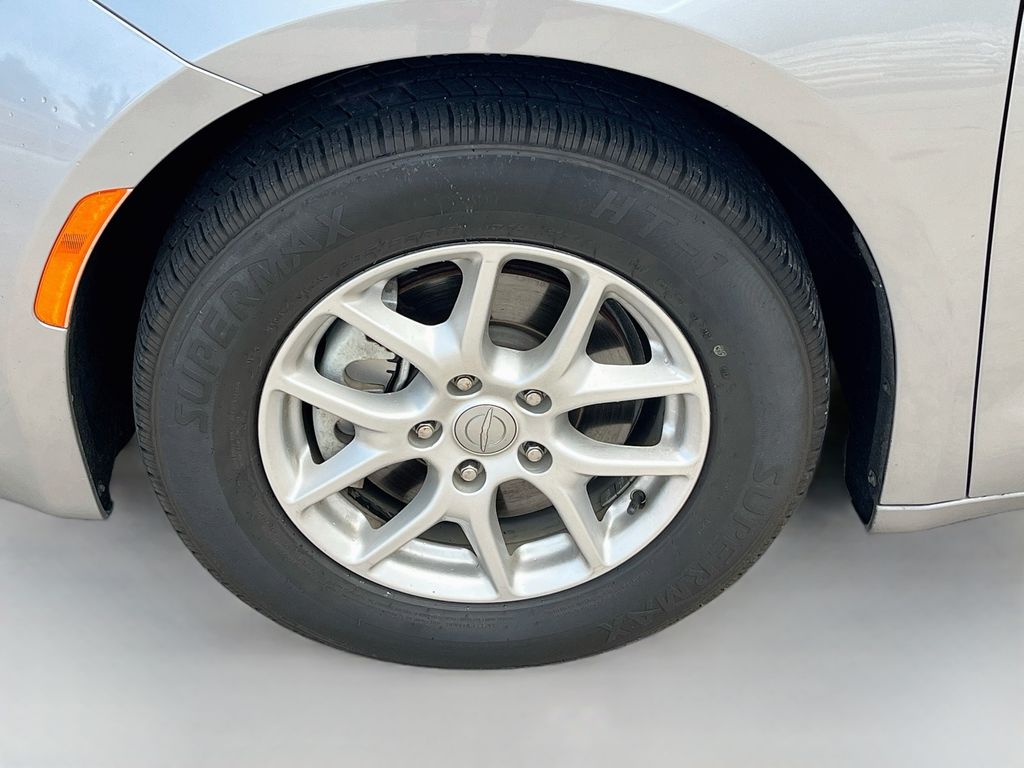 Used 2019 Silver Chrysler LX image 31