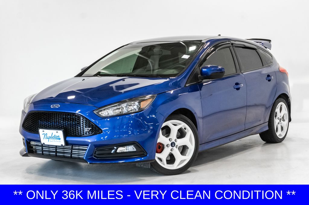 Performance Blue 2015 Ford Focus Hatchback Front-Wheel Drive 6-Speed Manual