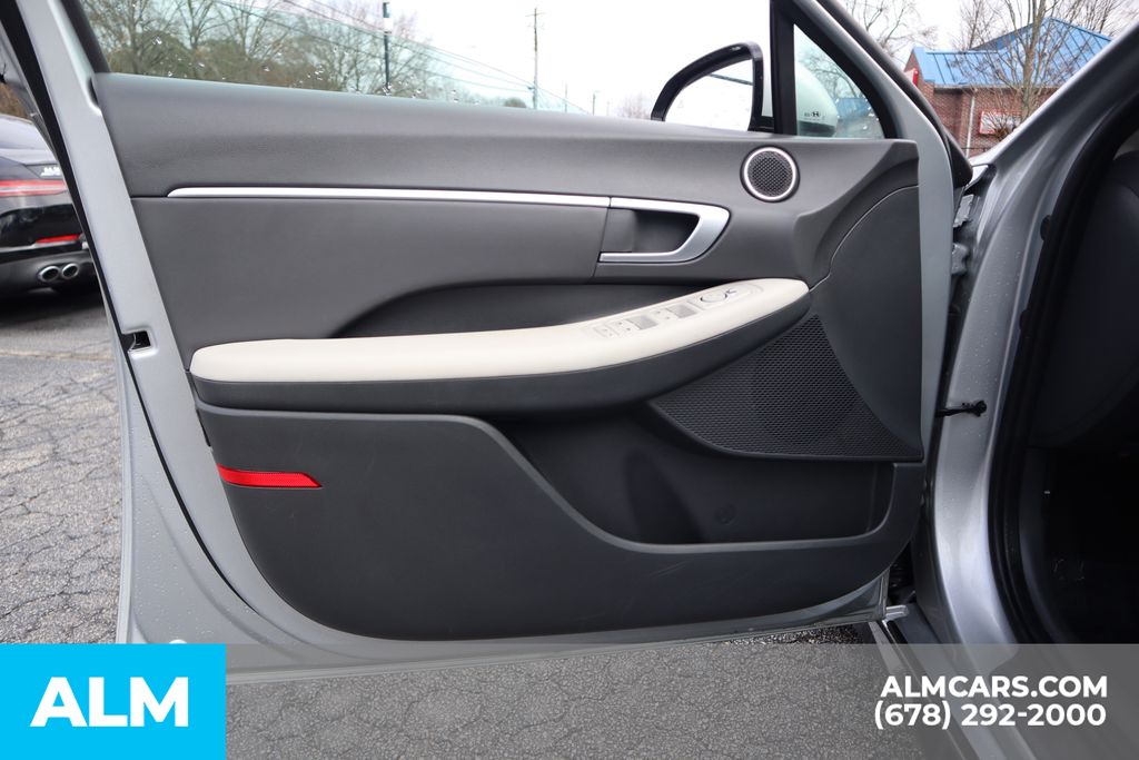 Used 2025 Silver Hyundai SEL image 15