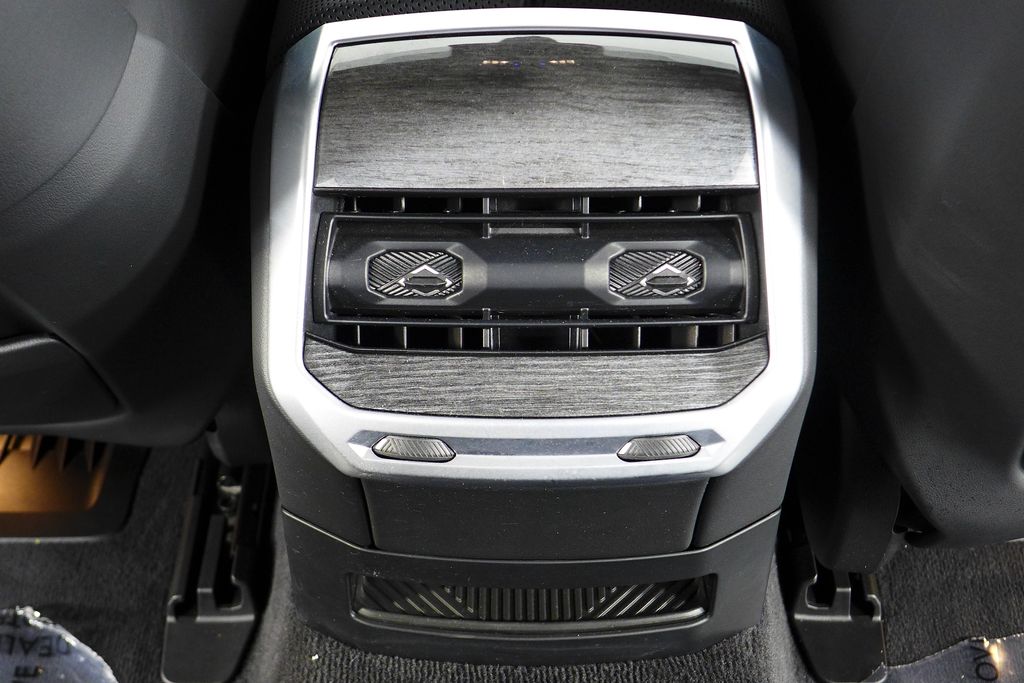 Thumbnail: 2023 BMW i7 - 23