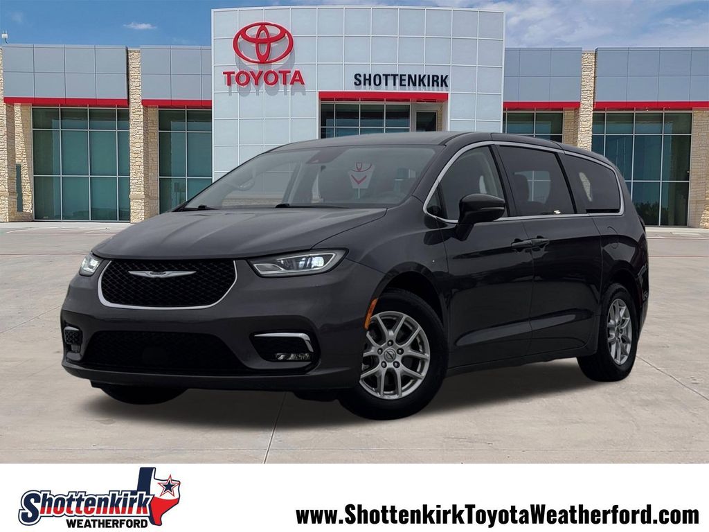 2023 Chrysler Pacifica Touring L's photo