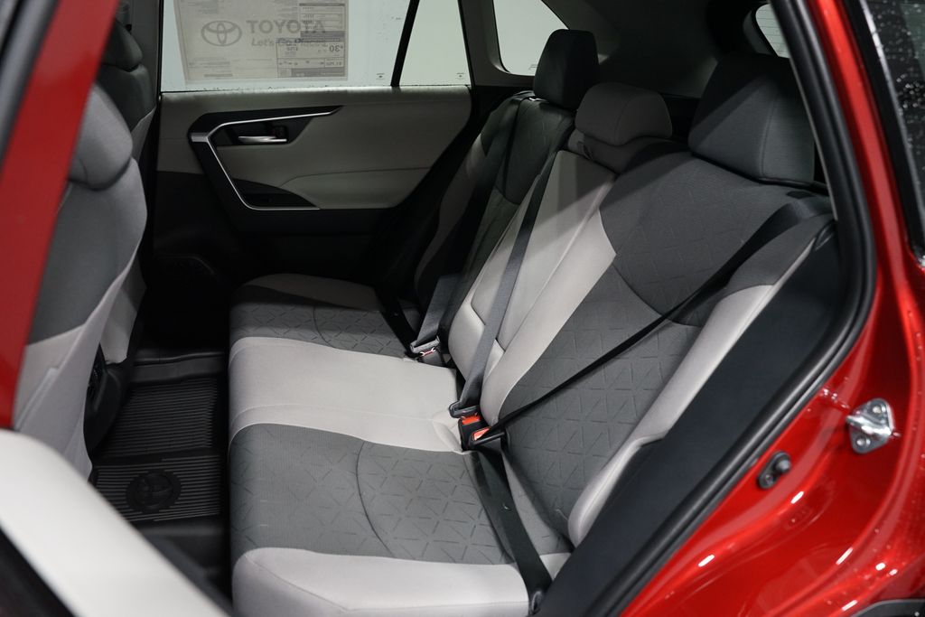 2025 Toyota RAV4 XLE 29