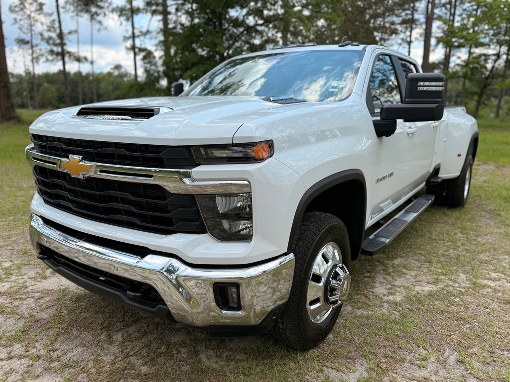 Summit White 2025 Chevrolet Silverado 3500HD Pickup Truck Four-Wheel Drive Automatic