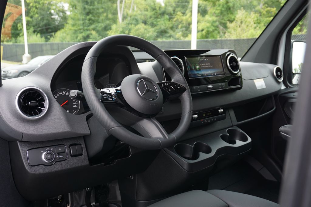 Thumbnail: 2025 Mercedes-Benz Sprinter - 10