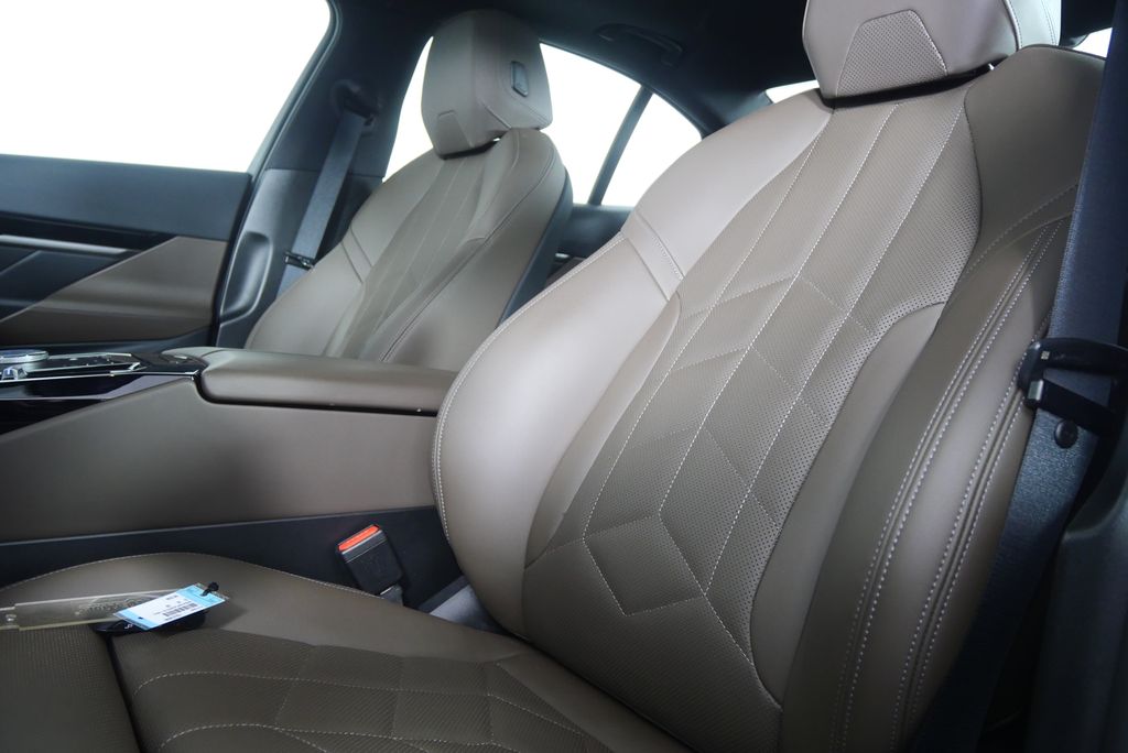 Thumbnail: 2025 BMW 5 Series - 10