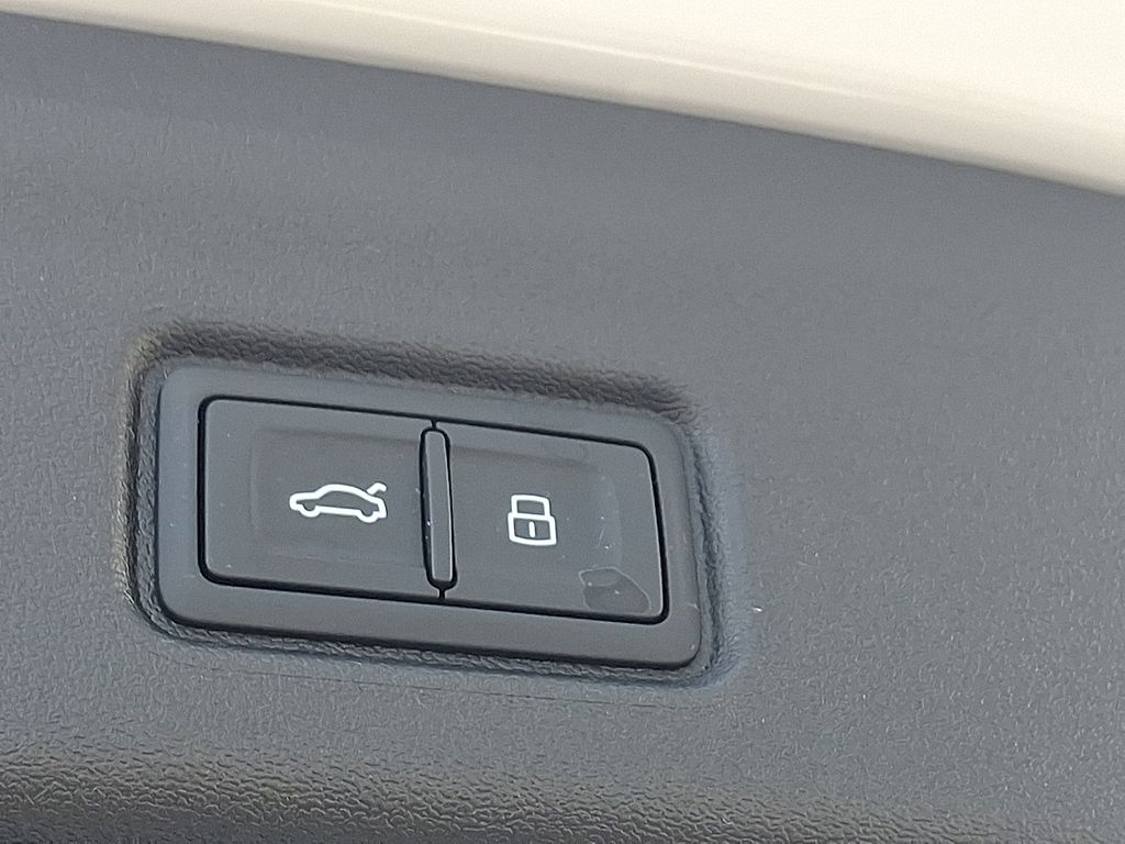 Thumbnail: 2025 Audi Q6 e-tron - 28