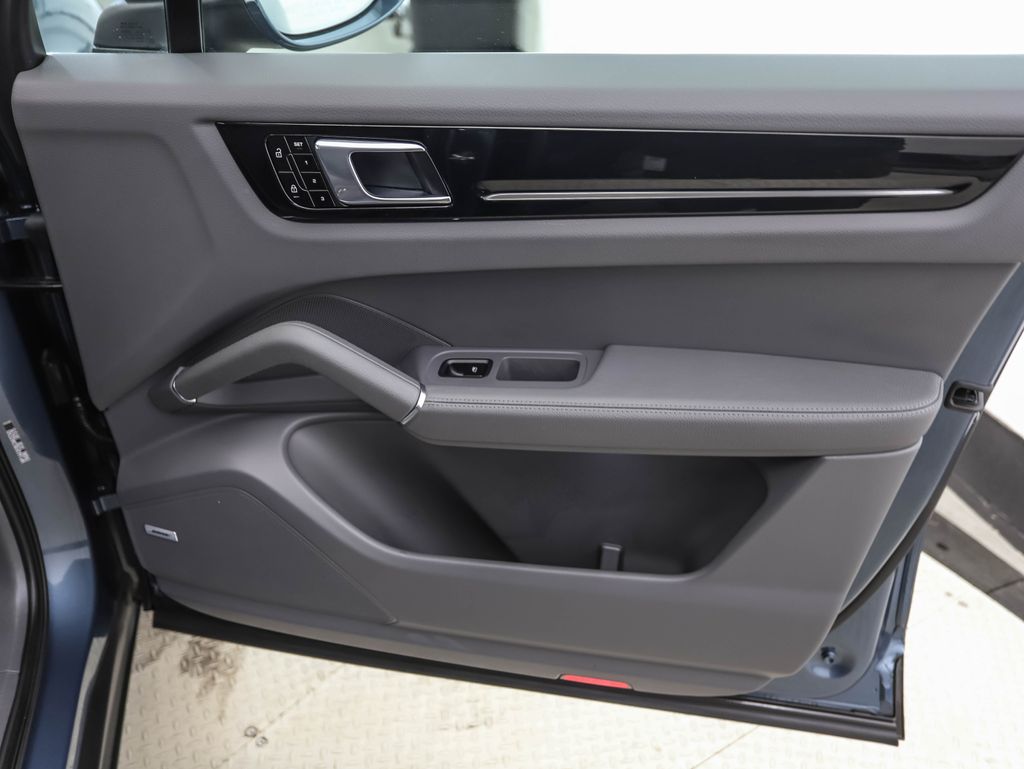 Thumbnail: 2020 Porsche Cayenne - 27