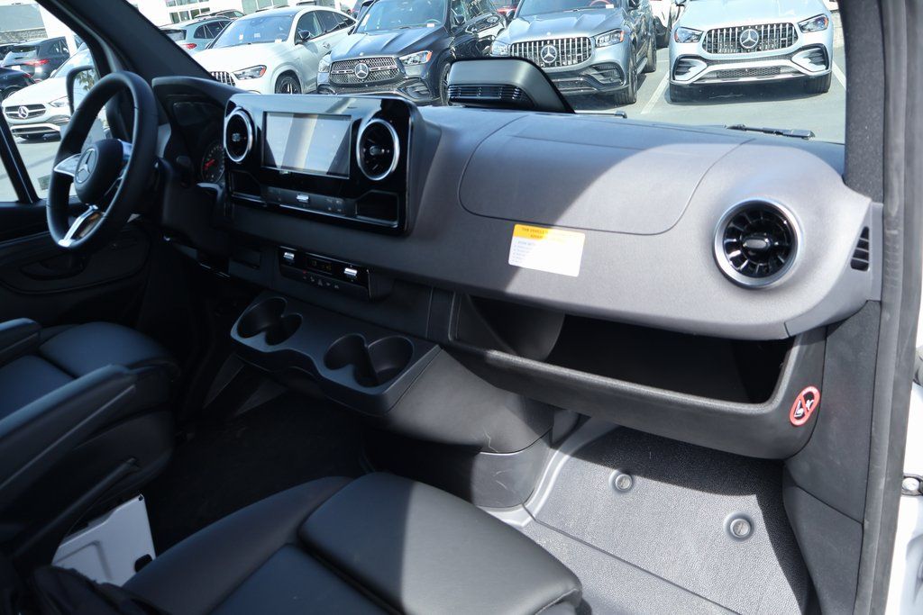 Thumbnail: 2025 Mercedes-Benz Sprinter - 5