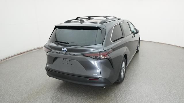 2025 Toyota Sienna XLE 3