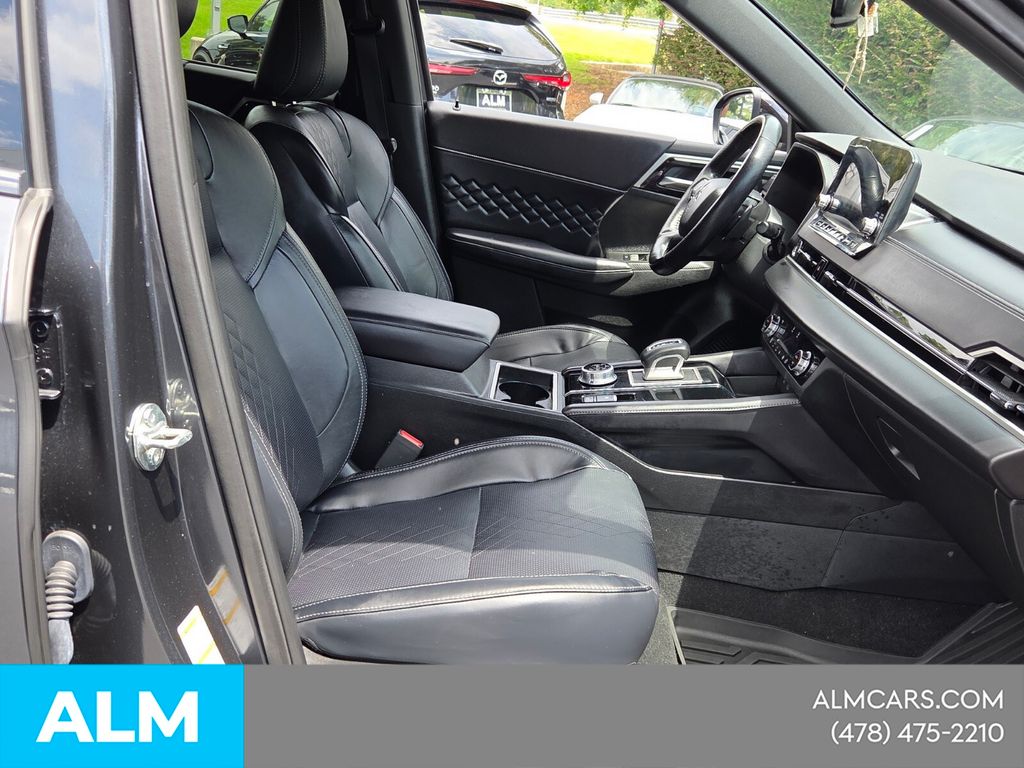 Used 2024  Mitsubishi SEL image 16