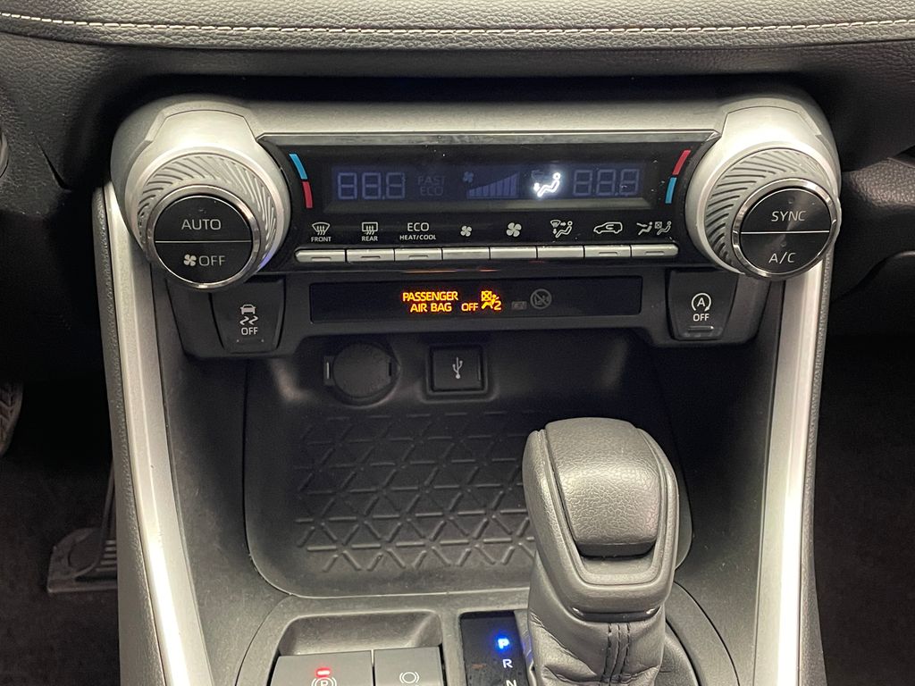 2022 Toyota RAV4 XLE 27