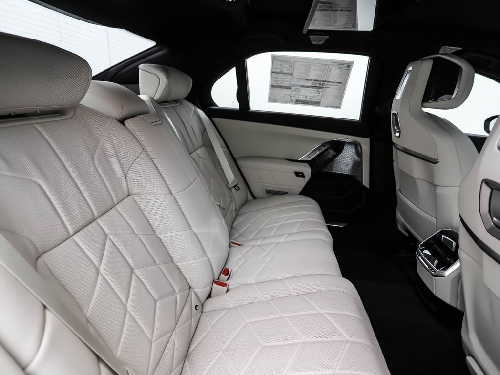 Thumbnail: 2026 BMW 7 Series - 28