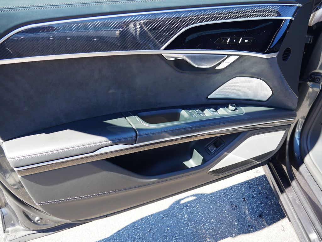 Thumbnail: 2020 Audi S8 - 15
