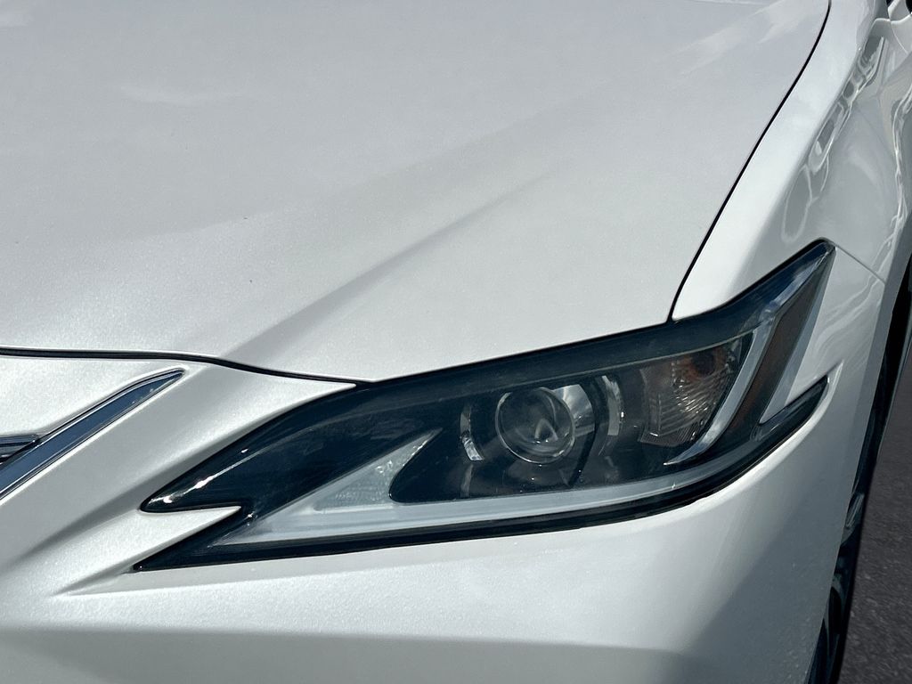 Thumbnail: 2021 Lexus ES - 30