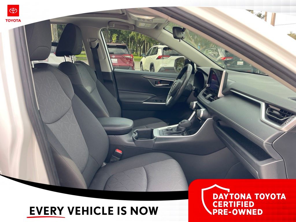 2024 Toyota RAV4 XLE - Photo 27
