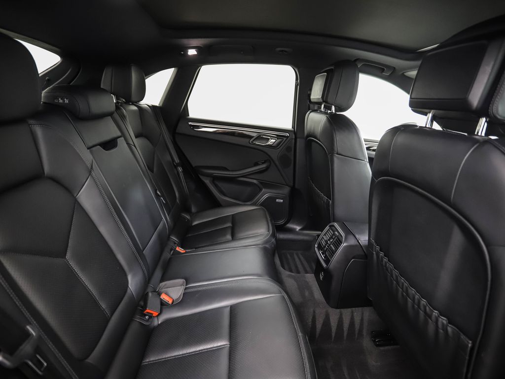 Thumbnail: 2020 Porsche Macan - 25