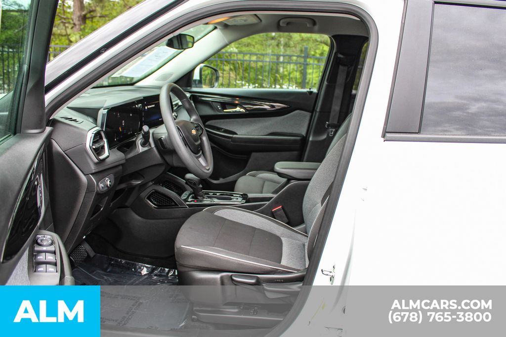 Used 2025 White Chevrolet LT image 17