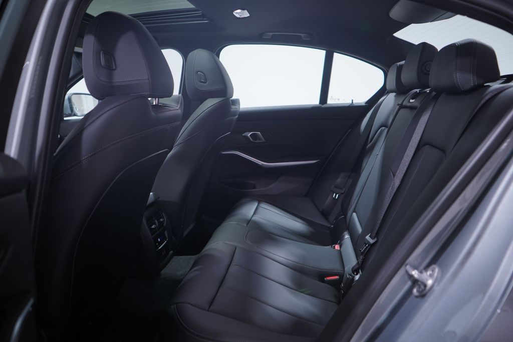 Thumbnail: 2025 BMW 3 Series - 9