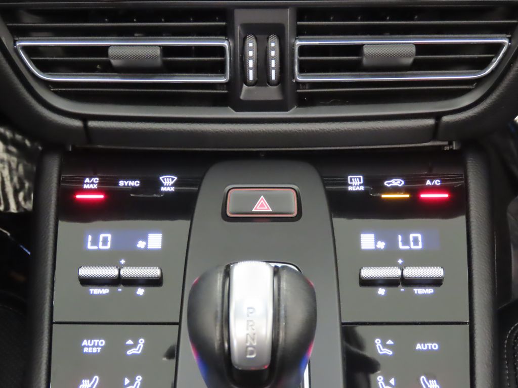 Thumbnail: 2022 Porsche Macan - 25