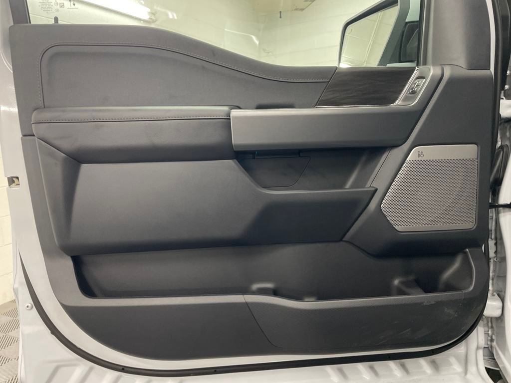 2025 Ford F-150 Lightning Lariat photo 12