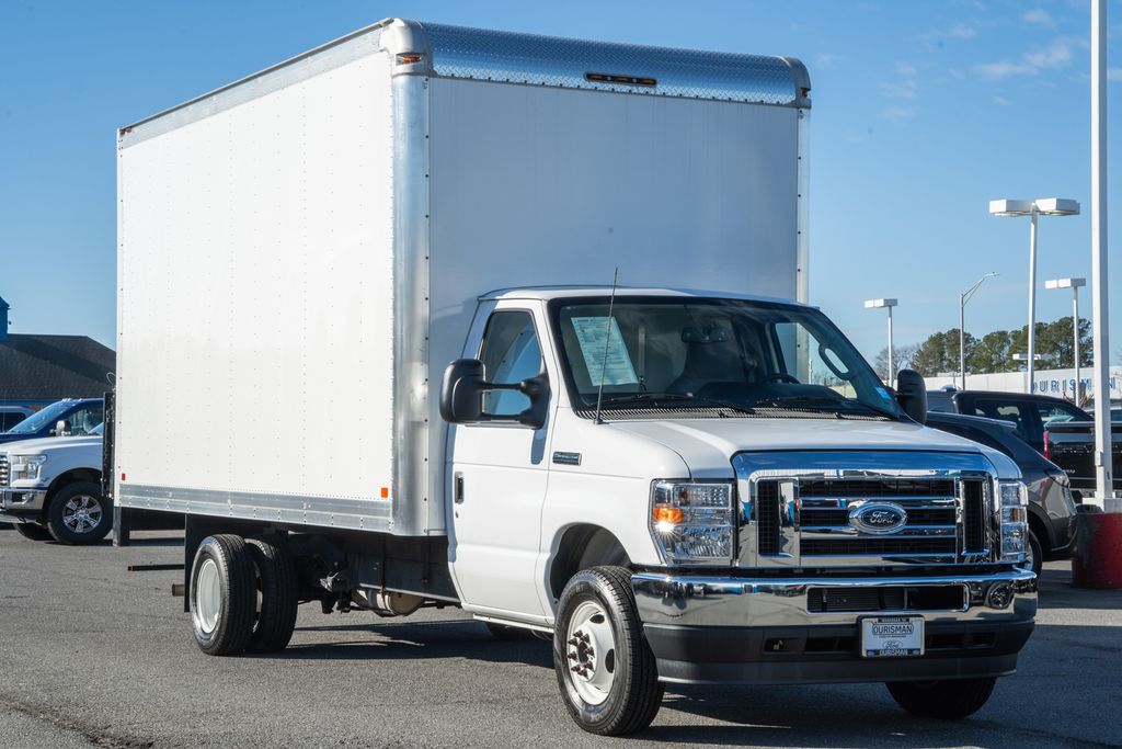 Oxford White 2023 Ford E-Series Chassis Pickup Truck Rear-Wheel Drive 6-Speed Automatic Overdrive