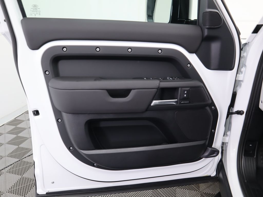 2025 Land Rover Defender 130 26
