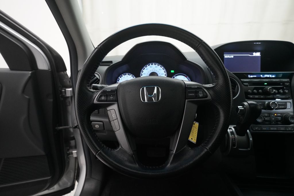 View vehicle photo 4