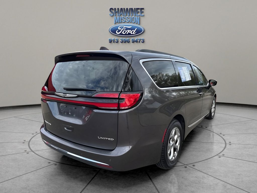 2023 Chrysler Pacifica Limited photo