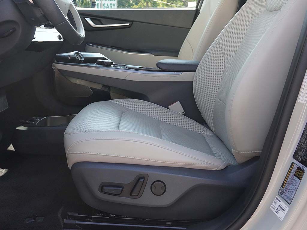 Used 2024 White Kia Wind image 24