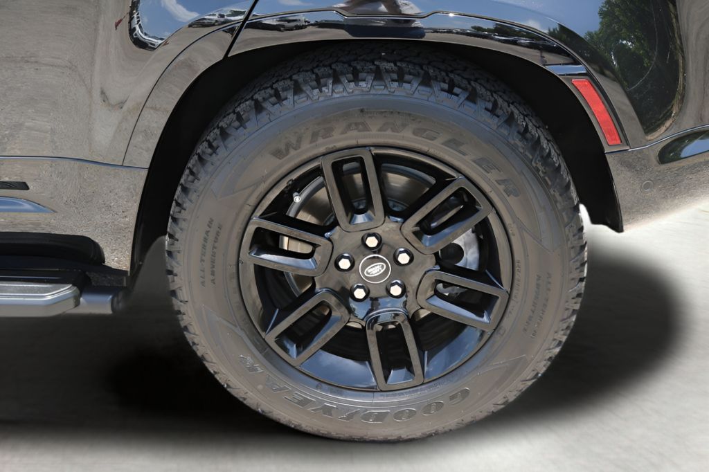 Used 2025  Land Rover X-Dynamic SE image 9