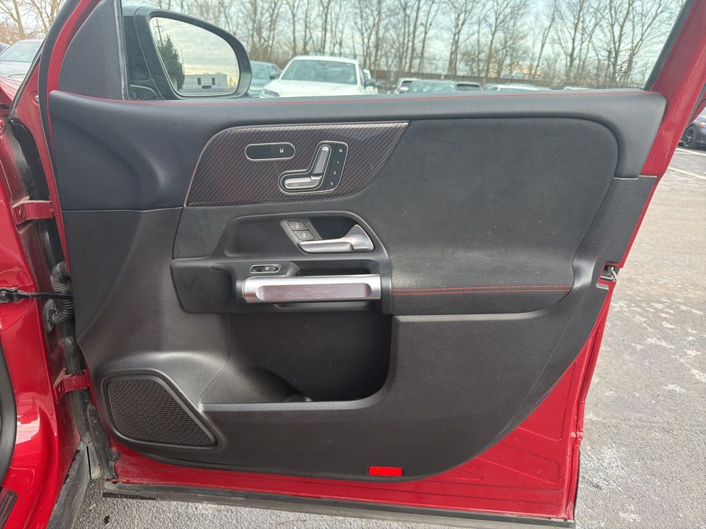 Thumbnail: 2020 Mercedes-Benz GLB - 29