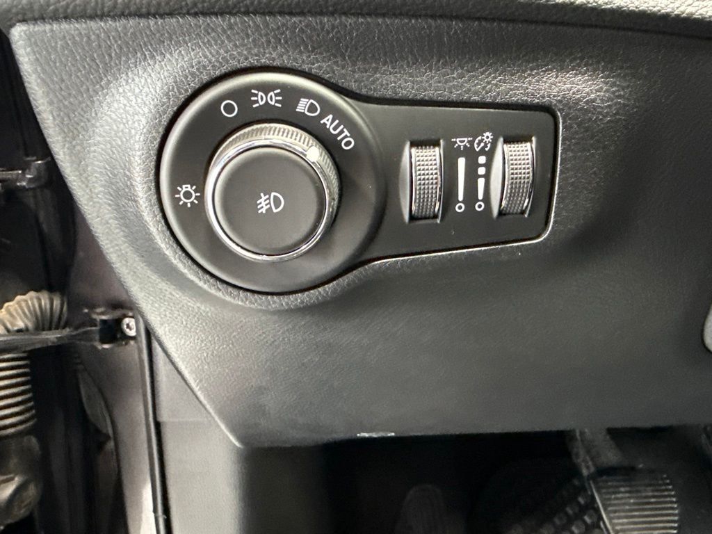 Used 2018 Gray Jeep Latitude image 14