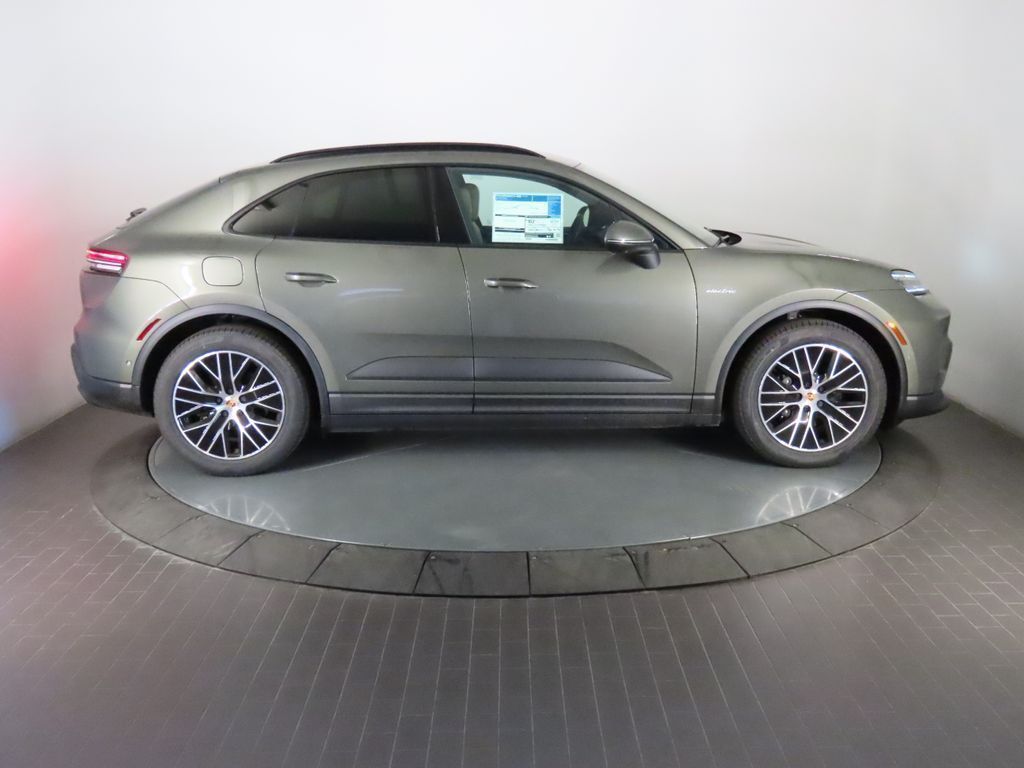 Thumbnail: 2026 Porsche Macan - 8