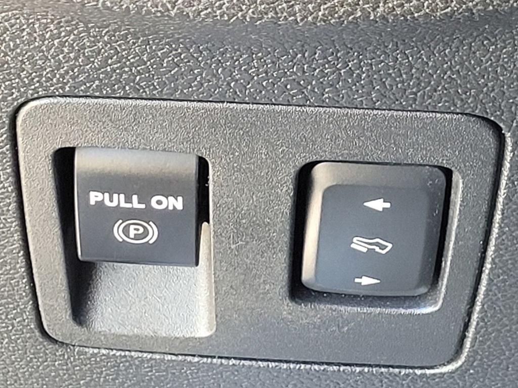 Used 2018 Red Ford XLT image 27